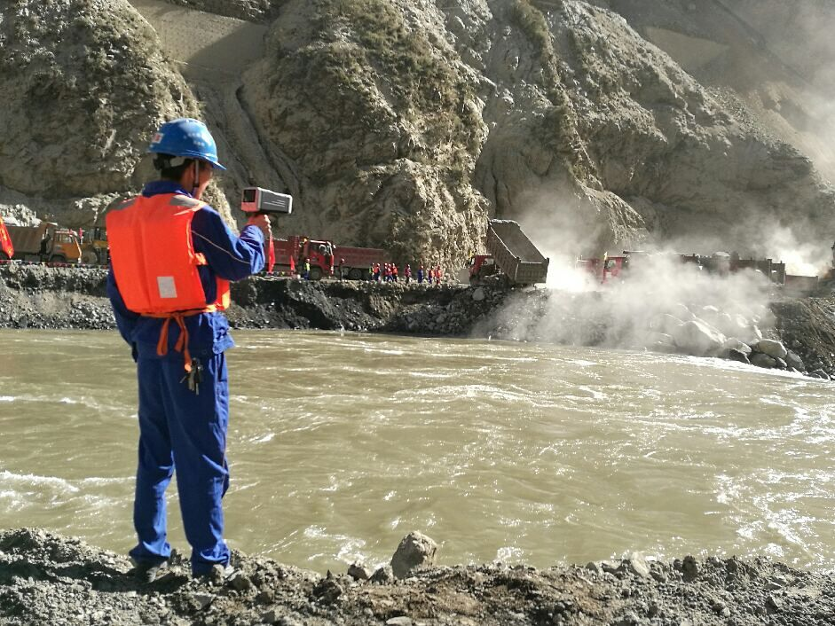 手持式電波雷達(dá)流速儀防汛抗現(xiàn)場(chǎng)照片 手持式電波雷達(dá)流速儀防汛抗現(xiàn)場(chǎng)照片